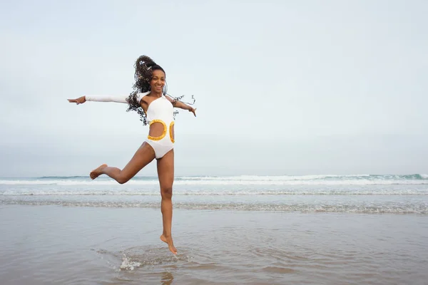 흑인 여성이 해변에서 춤을 — 스톡 사진