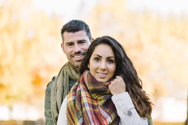 Young couple portrait  in autumn at city park — Stock Photo, Image