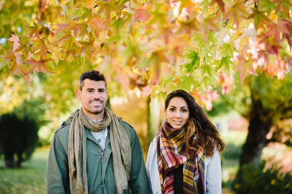 Молода пара закоханих восени в міському парку — стокове фото
