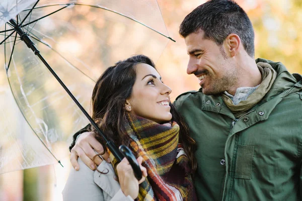 Joven pareja encantadora coqueteando en otoño a pie en el parque — Foto de Stock