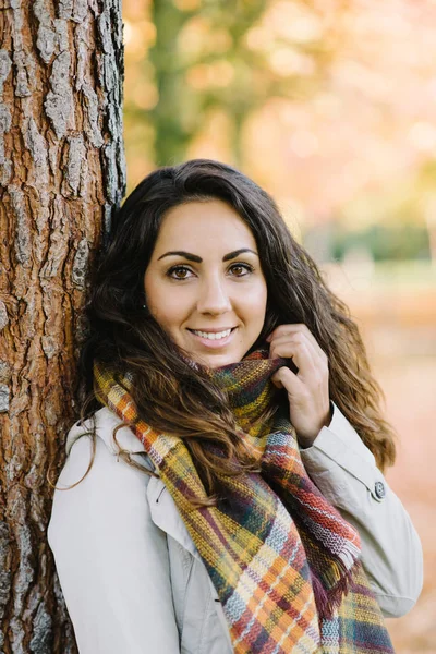 Портрет молодої жінки з теплим шарфом восени — стокове фото