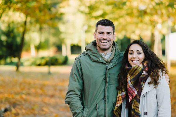 Young happy couple in autumn — Stock Photo, Image
