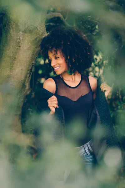 Moda y afro estilo de pelo mujer retrato — Foto de Stock