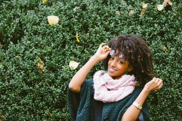 Mujer feliz en otoño en el parque levantando vasos — Foto de Stock