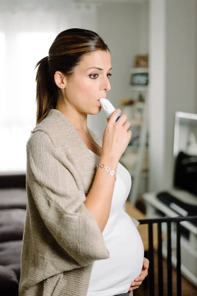 Zwangere vrouw gebruik van inhalator voor ashma aanval — Stockfoto