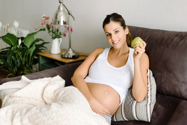 Gravid kvinna äta och apple hemma — Stockfoto