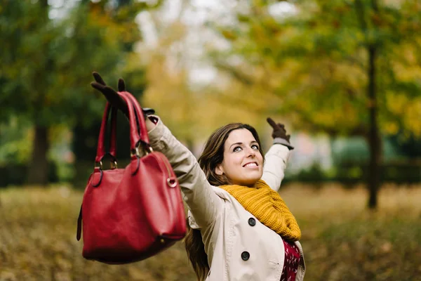 Succesvolle vrouw in de herfst in het park — Stockfoto