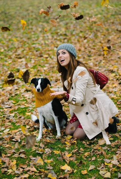 Fröhliche Frau mit Hund im Herbst — Stockfoto