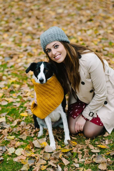 Vrouw met hond in het najaar — Stockfoto