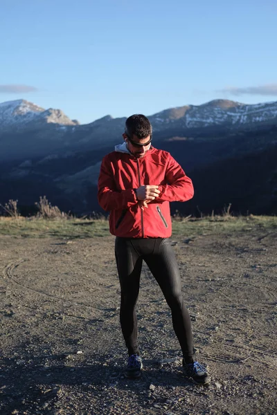 Idrottsman timing träning på berget — Stockfoto