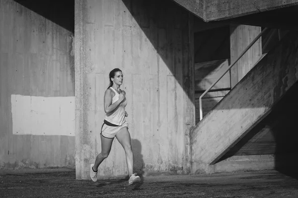 Mulher em treinamento de corrida urbana — Fotografia de Stock