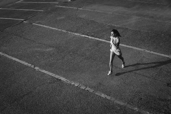 Mulher correndo em asfalto urbano — Fotografia de Stock