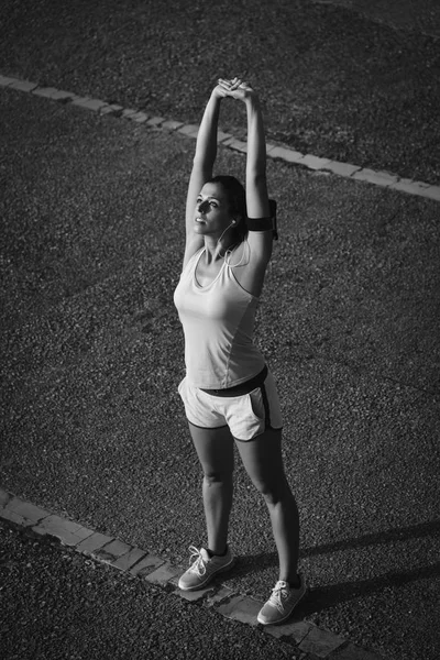 Femme sportive faisant des exercices de détente et de respiration — Photo