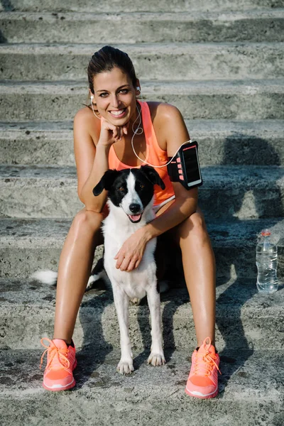 Sevimli köpek ve sportif kadın — Stok fotoğraf