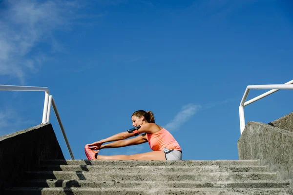 Здоровая женщина делает упражнения на растяжку — стоковое фото