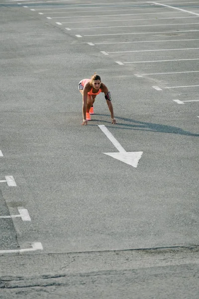 女子赛跑运动员准备冲刺 — 图库照片