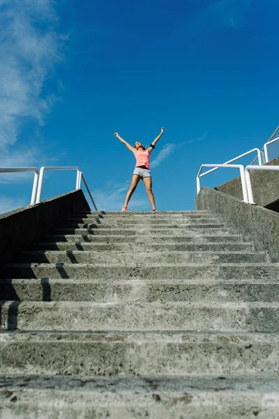 Mujer celebrando el éxito del entrenamiento físico y los objetivos de entrenamiento —  Fotos de Stock