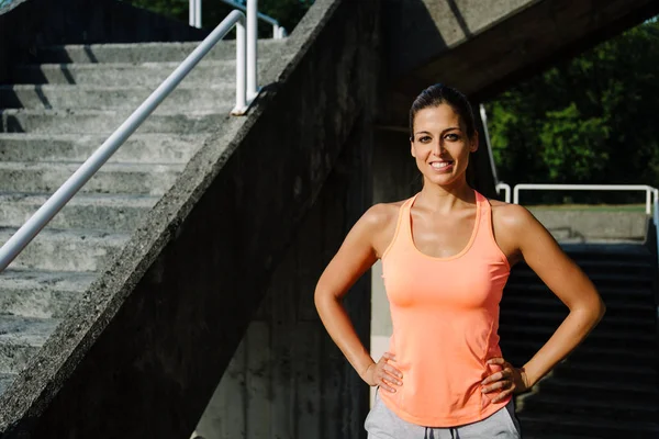 Desportivo jovem mulher retrato fora — Fotografia de Stock