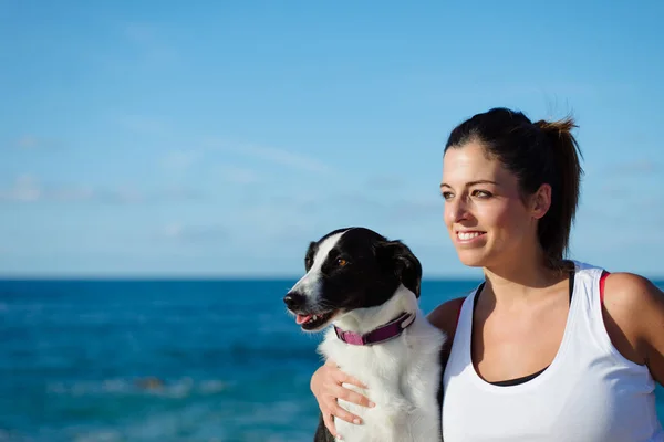 Vrouw met hond op vakantie — Stockfoto