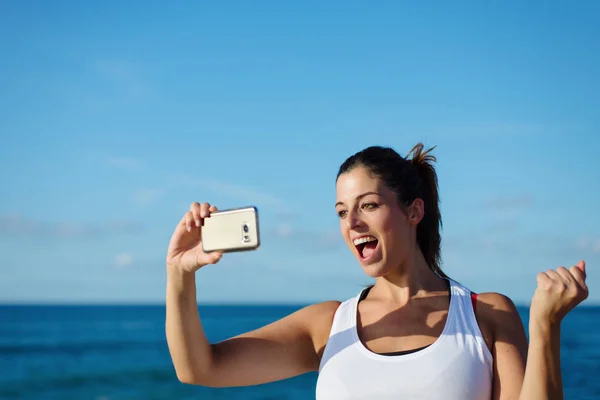 Femme heureuse prenant selfie avec smartphone — Photo