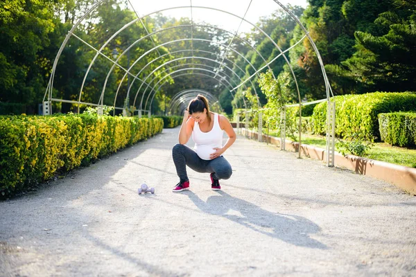 Zdravé fitness těhotná žena odpočívá — Stock fotografie