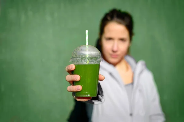 Mulher segurando smoothie desintoxicação verde — Fotografia de Stock