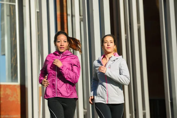 Grupo Mujeres Deportivas Corriendo Deportistas Urbanos Entrenando Fuera — Foto de Stock