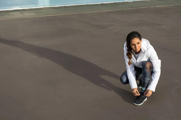 Sportliche Frau bereitet sich auf Fitnesstraining vor — Stockfoto