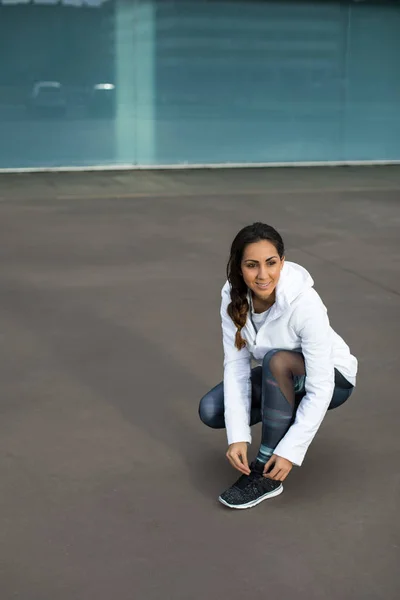 Femme sportive se préparer pour l'entraînement de remise en forme — Photo