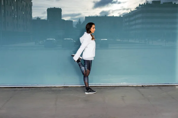 Fitness femme étirement et l'exercice dans la ville — Photo