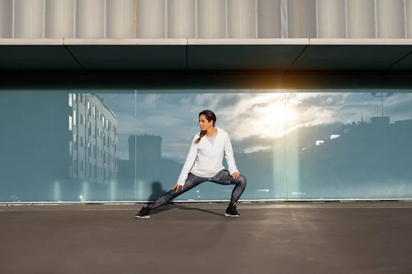 Fitness femme étirement et l'exercice dans la ville — Photo