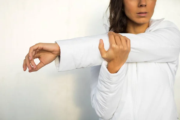 Mujer estirando brazo y hombro — Foto de Stock