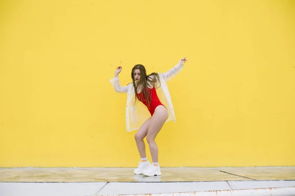 Αστική hiphop νεαρή γυναίκα χορεύει — Φωτογραφία Αρχείου