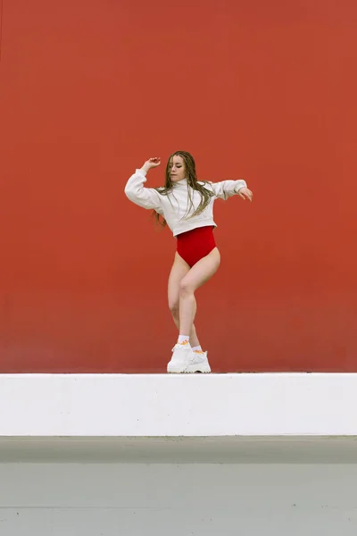 Urban hip hop jonge vrouw dansen — Stockfoto