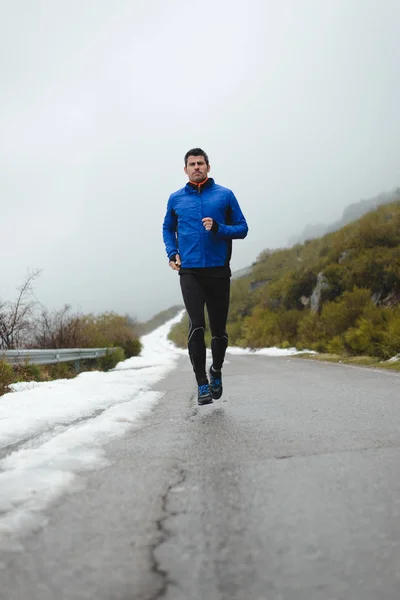 Winterlauf auf der Bergstraße — Stockfoto