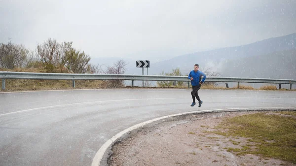 Winter running on mountain road — Stock Photo, Image