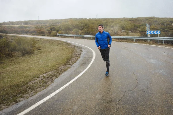 Winter hardlopen op de bergweg — Stockfoto