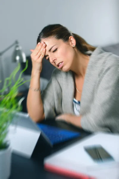 Chore Zawroty Głowy Młoda Kobieta Cierpi Ból Głowy Podczas Pracy — Zdjęcie stockowe