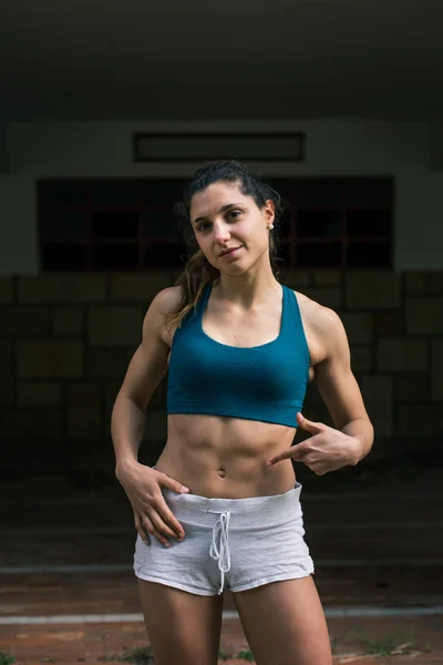 Confident Fit Athlete Pointing Her Strong Abs Fitness Female Muscular — Stock Photo, Image