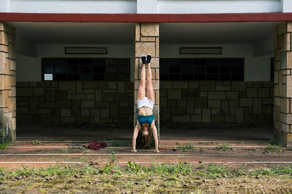 Fit Young Woman Doing Handstand Outdoor Urban Fitness Workout — 스톡 사진