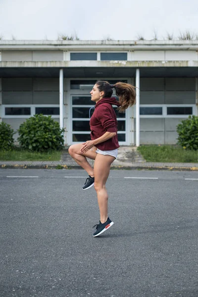 Athletin Läuft Ort Und Stelle Sportliche Junge Frau Trainiert Auf — Stockfoto
