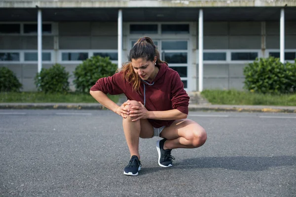 Doloroso Infortunio Ginocchio Corridore Femminile Affetto Lesione Articolare Contrazione Muscolare — Foto Stock