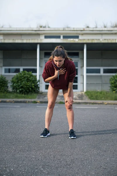 胸に攻撃を受けたアスマティック ランナー 呼吸不全とスポーツの概念 運動中に心頻脈を患っているスポーティ若い女性 — ストック写真