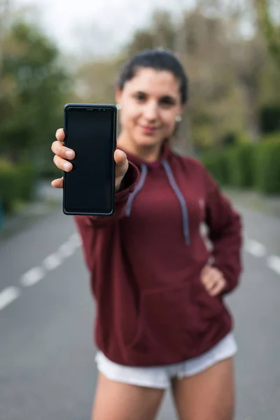 Jovem Desportiva Mostrando Smartphone Concentre Tela Telefone Fitness Conceito Aplicativo — Fotografia de Stock
