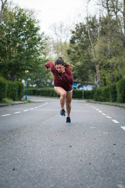 Rapide Puissante Jeune Femme Sprint Entraînement Course Sur Route Banlieue — Photo