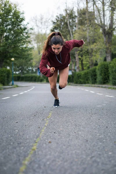 Rápida Mujer Joven Poderosa Corriendo Ejecutar Formación Los Suburbios Urbanos — Foto de Stock