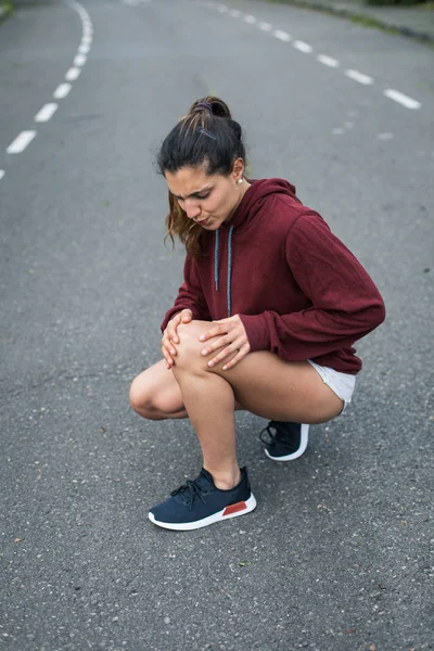 Žena Sportovec Trpí Běžící Koleno Bolestivé Zranění — Stock fotografie