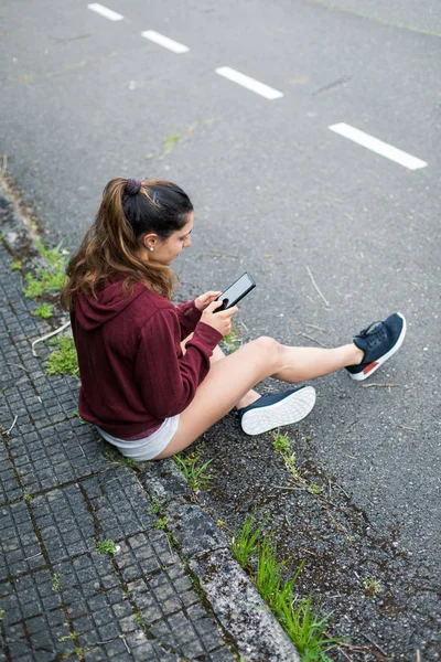 Mujer Joven Deportiva Tomando Descanso Para Comprobar Los Objetivos Entrenamiento —  Fotos de Stock