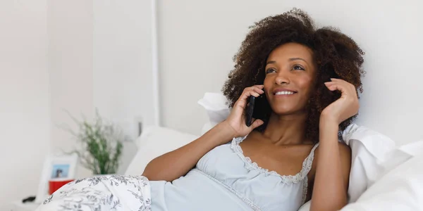 Frau zu Hause telefoniert mit Smartphone — Stockfoto