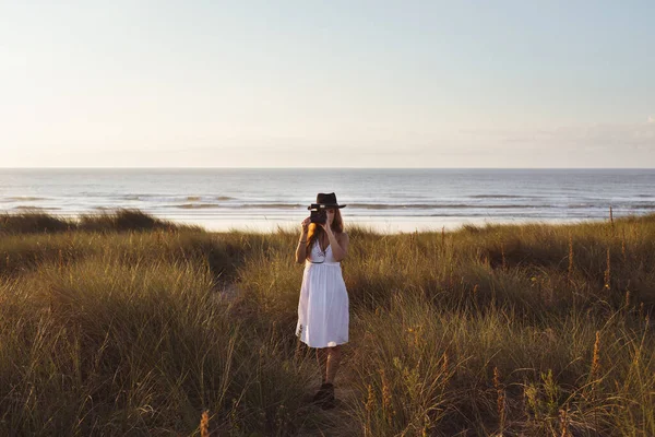 Hipster Ung Flicka Sommarsemester Ett Foto Med Henne Tillbaka Till — Stockfoto